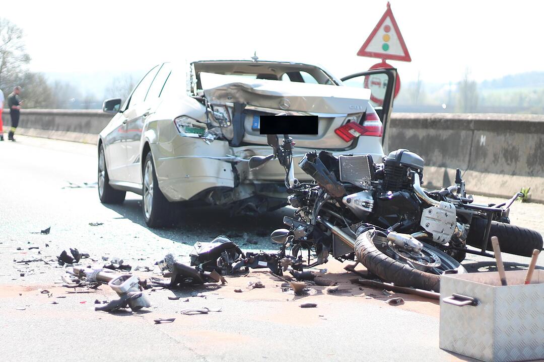 Unterfranken: Motorradfahrer kracht in Autoheck – 44-Jähriger schwebt in Lebensgefahr