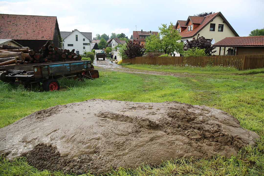 Schwerer Platzregen Überschwemmt ganze Straße