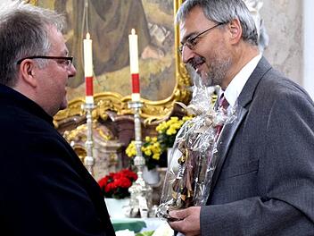 Kirchenpfleger Richard Lurz überrechte die Statue des Heiligen Pantaleon an Holger Schwind. Foto: Andreas Welz