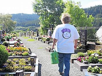 Birgit Lunk, Grabpflegerin in Wallenfells, hat bei dieser extremen Trockenheit viel zu tun. Foto: Sarah Seewald/Archiv