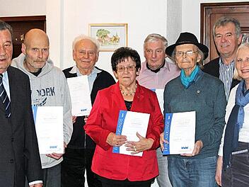 Der Vorsitzende des VdK-Ortsverbands Sambach, Karl Neudecker (links), mit den ausgezeichneten Mitgliedern sowie der stellvertretenden Kreisvorsitzenden Ingeborg König-Fischer und Bürgermeister Hans Beck (von rechts)  Foto: privat