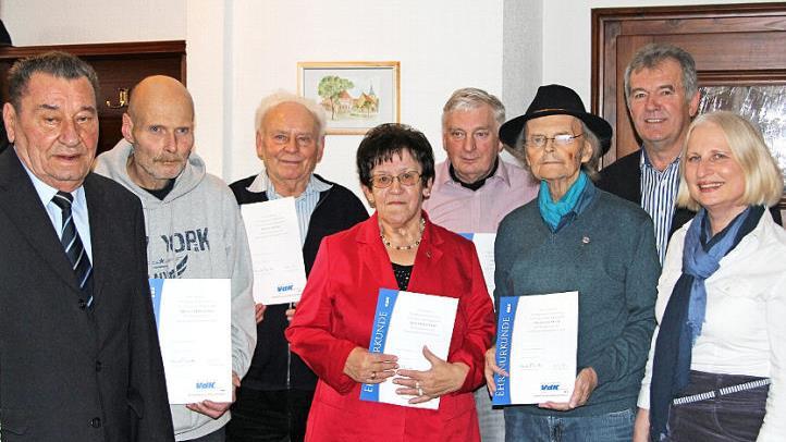 Der Vorsitzende des VdK-Ortsverbands Sambach, Karl Neudecker (links), mit den ausgezeichneten Mitgliedern sowie der stellvertretenden Kreisvorsitzenden Ingeborg König-Fischer und Bürgermeister Hans Beck (von rechts)  Foto: privat