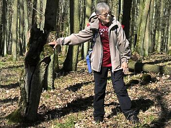Auch wenn Wanderführerin Hildegard Wächter öfter mal im Wald stand, so hatte das doch immer seinen Sinn. Hier steht sie an einstigen Grenzmarkierungen. Fotos: Markus Häggberg
