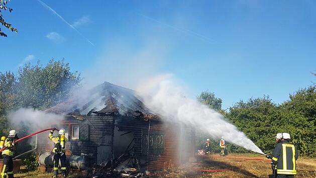 Die Feuerwehr löscht die  brennende Hütte. Foto: Freiwillige Feuerwehr Kersbach