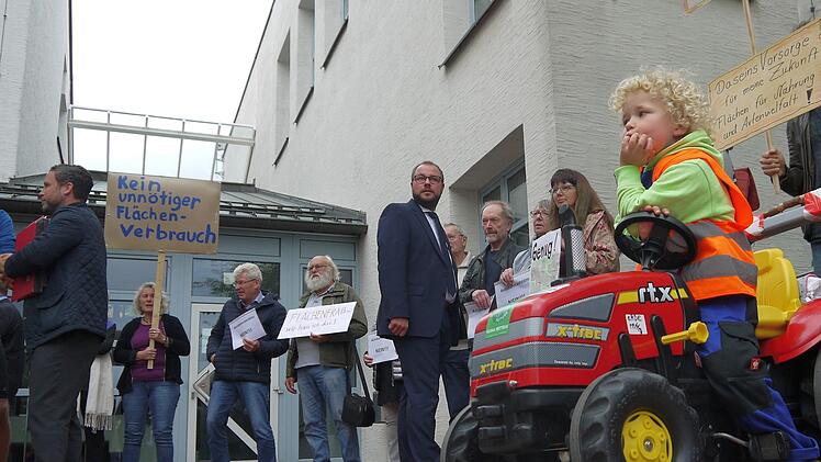 Gegen die bei Drossenhausen geplante Raststätte hat es am Donnerstag eine Demonstration vor dem Landratsamt gegeben. - Foto: Berthold Köhler