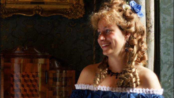 Beatrice Rose-Ebel schlüpft dafür in die Rolle der Luise Gräfin von Luxburg.Kerstin Junker