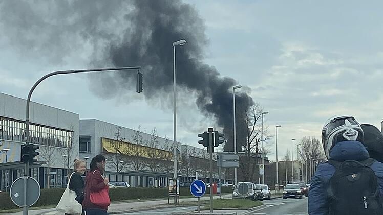 Brand auf Baustelle: Feuerwehr im Großeinsatz