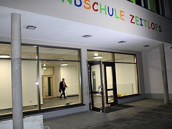 Bürgermeister Matthias Hauke bei der Abnahme der Decken und Außenfassade in der Grundschule Zeitlofs. Foto: Julia Raab