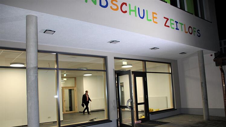 Bürgermeister Matthias Hauke bei der Abnahme der Decken und Außenfassade in der Grundschule Zeitlofs. Foto: Julia Raab