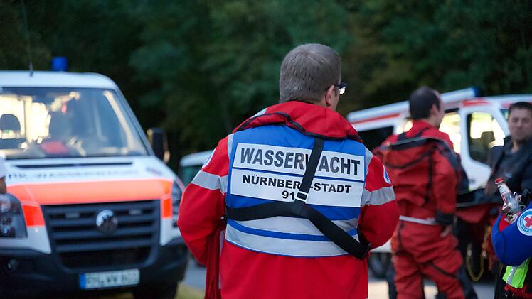 Großeinsatz an Schleuse Eibach in Nürnberg am 9. Oktober 2023: Radfahrerin sah leblose Person im Kanal