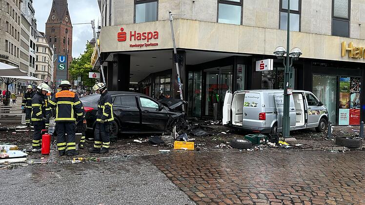Auto fährt in Menschengruppe in Hamburger Sparkasse