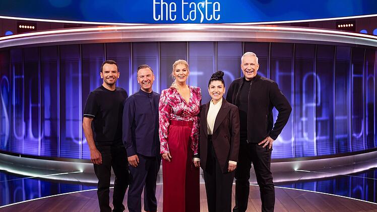 Fernsehmoderatorin Angelina Kirsch (Mitte) moderiert die Kochshow.