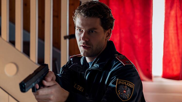 "Der erste Schuss" mit Folgen wird den Polizisten Tobi (Noah L. Perktold) wohl niemals loslassen.