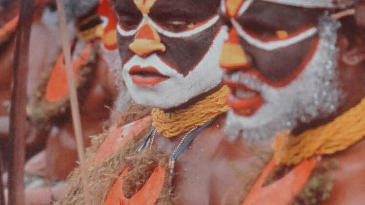 Tänzer mit Schmuck und Schminke. Foto: privat