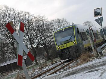 Am Bahnübergang im Wiesenweg Bad Rodach ist in der Nacht auf Dienstag von einem Zug angefahren worden.