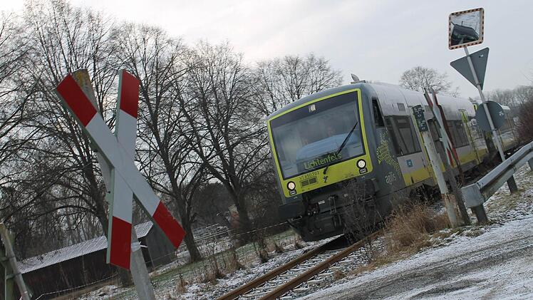 Am Bahnübergang im Wiesenweg Bad Rodach ist in der Nacht auf Dienstag von einem Zug angefahren worden.