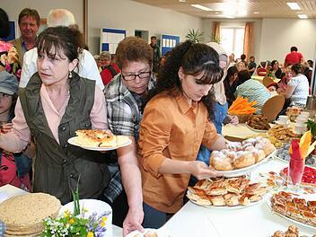 Die Asylbewerber hatten gekocht und gebacken, was auch bei den Einheimischen gut ankam. Fotos: Evi Seeger