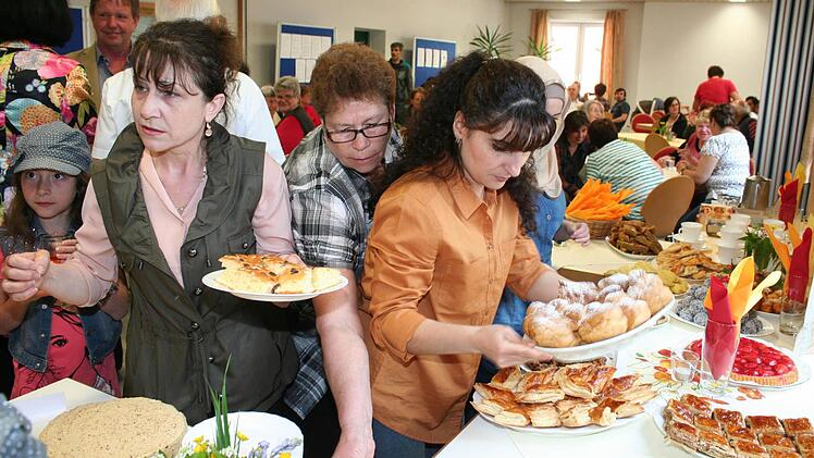 Die Asylbewerber hatten gekocht und gebacken, was auch bei den Einheimischen gut ankam. Fotos: Evi Seeger