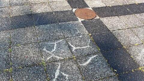 Der Belag zeigt Sprünge und verschiedene Verschmutzungsgrade. Foto: Mäuser