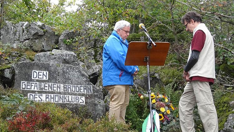 Der Rhönklub-Präsident Jürgen Reinhardt (links) und sein Vizepräsident Bernd Müller-Strauß halten bei der 92. Heidelsteinfeier am Sonntag das Totengedenken ab.  Foto: Marion Eckert