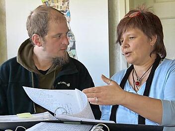 Altes Wissen und Geschichten bewahren wollen Peter Hofmann und Andrea Senf, die gemeinsam mit vielen engagierten Kulmbachern Texte der Heimatschriftstellerin Elise Gleichmann entschlüsseln. Foto: Dagmar Besand