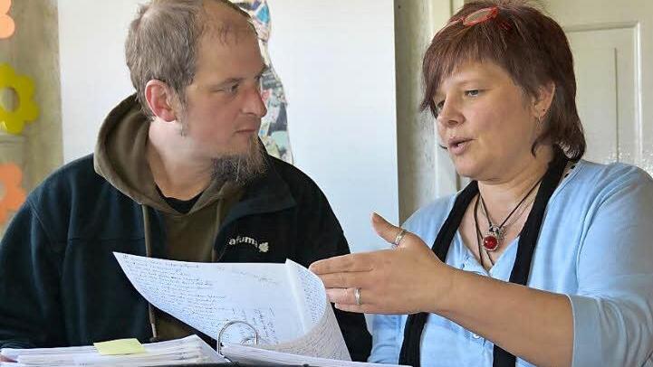 Altes Wissen und Geschichten bewahren wollen Peter Hofmann und Andrea Senf, die gemeinsam mit vielen engagierten Kulmbachern Texte der Heimatschriftstellerin Elise Gleichmann entschlüsseln. Foto: Dagmar Besand