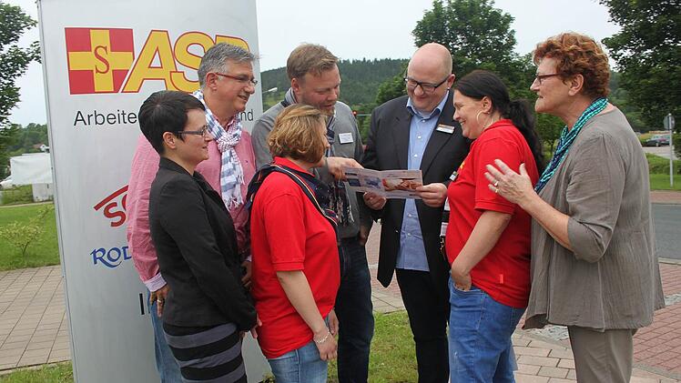 Sie wollen, dass ihre Bewohner und Patienten bis zuletzt in Würde leben können. Im Bild von links die Pflegefachkraft des Pallativzentrums für Kronach und Naila, Bianka Möbus, die Leiterin der ASB-Sozialstation, Jennifer Hertel, der Leiter des Pallativzentrums Jörg Cuno, ASB-Heimleiter Roland Funk, Pflegedienstleiterin Romana Jakob und ASV-Kreisvorsitzende Christa Steiger. Foto: Veronika Schadeck