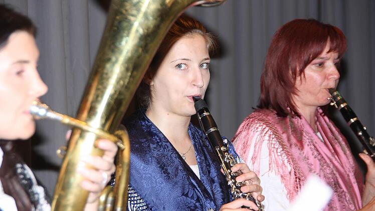 Das Damen-Trio in der Volksmusik-Gruppe spielte lustig auf. Foto: Arnold Nöth