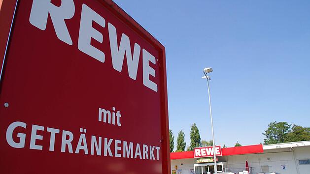 Der Mietvertrag für den bestehenden Kronacher Rewe-Markt wurde bis Ende kommenden Jahres verlängert. Foto: Archiv/Marco Meißner