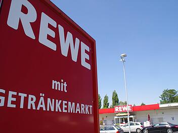 Der Mietvertrag für den bestehenden Kronacher Rewe-Markt wurde bis Ende kommenden Jahres verlängert. Foto: Archiv/Marco Meißner