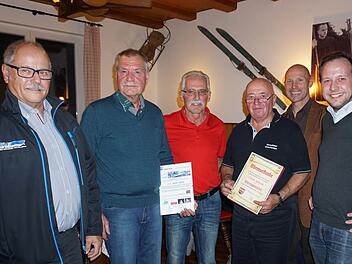 Der Skiverbandsvorsitzende Winfried Pöpperl (von links) ehrte Hans Beck, Alfred Gundelach und Gustav Schrenk für ihr Engagement um den Skiverband und den Skisport. Glückwünsche überbrachten Ewald Simon und Michael Beer. Fotos: Marion Eckert