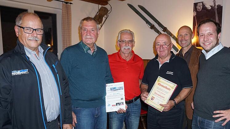 Der Skiverbandsvorsitzende Winfried Pöpperl (von links) ehrte Hans Beck, Alfred Gundelach und Gustav Schrenk für ihr Engagement um den Skiverband und den Skisport. Glückwünsche überbrachten Ewald Simon und Michael Beer. Fotos: Marion Eckert