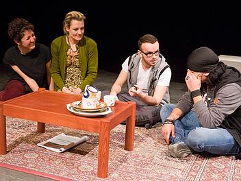 Walaa Ezeddin, Lisa Stache, Hussam und Wessam Fawaz in einer Szene des gemeinsam entwickelten Stücks "Fremd?Sprache!".  Foto: Denis Meyer
