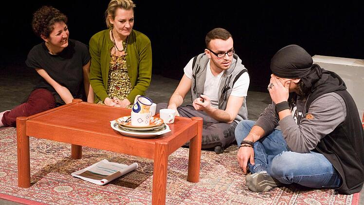 Walaa Ezeddin, Lisa Stache, Hussam und Wessam Fawaz in einer Szene des gemeinsam entwickelten Stücks "Fremd?Sprache!".  Foto: Denis Meyer
