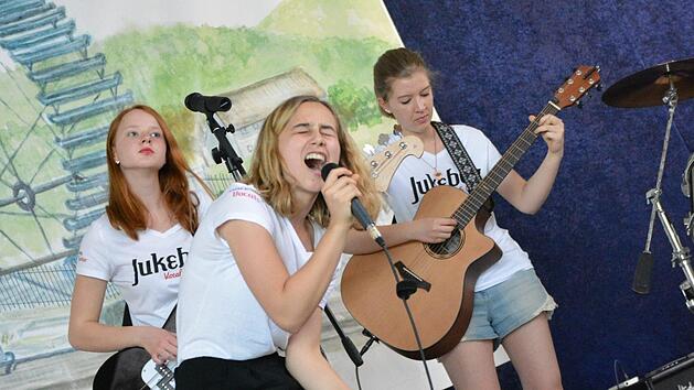 Heizten mit rockigen Weisen ordentlich ein: die drei Mädels von "Jukebox".  Foto: Björn Hein