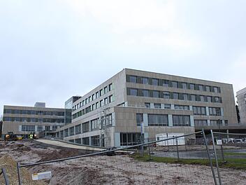 Betriebsamkeit herrscht auf der Baustelle Klinikum. In den nächsten Monaten sollen auch die Außenanlagen fertiggestellt werden. Popp