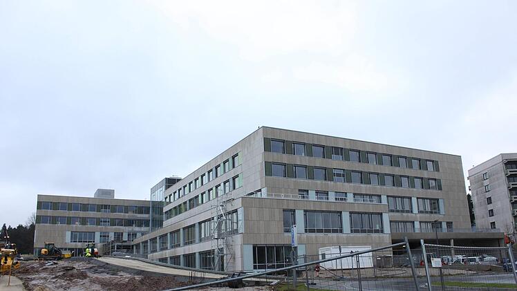 Betriebsamkeit herrscht auf der Baustelle Klinikum. In den nächsten Monaten sollen auch die Außenanlagen fertiggestellt werden. Popp