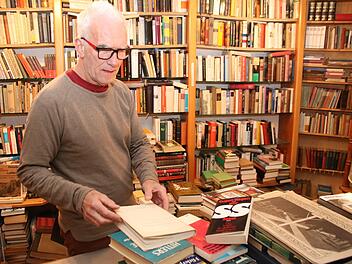 Hartmut Hessel pflegt den Nachlass von Eugen Kogon in sein Antiquariat ein. Die Bücher hatte der Publizist  zur Recherche seines Werkes "Der SS-Staat" genutzt. Sogar zwei Briefe lagen dazwischen. Thomas Malz