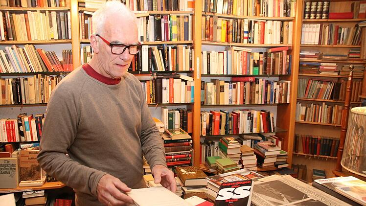 Hartmut Hessel pflegt den Nachlass von Eugen Kogon in sein Antiquariat ein. Die Bücher hatte der Publizist  zur Recherche seines Werkes "Der SS-Staat" genutzt. Sogar zwei Briefe lagen dazwischen. Thomas Malz