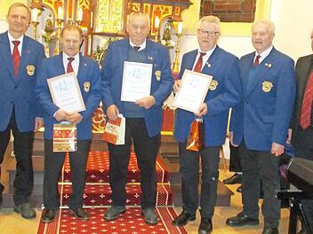 Die Vorsitzenden Franz Hornung (links) und Ernst Eiermann (Zweiter von rechts) gratulierten mit Chorleiter Werner Schmidt (rechts) den geehrten Jubilaren Oskar Brockard (50 Jahre, Zweiter von links), Benno Zeitler (40 Jahre) sowie Ehrenmitglied Erhard Hagel (50 Jahre) für ihre verdienstvolle Mitarbeit.