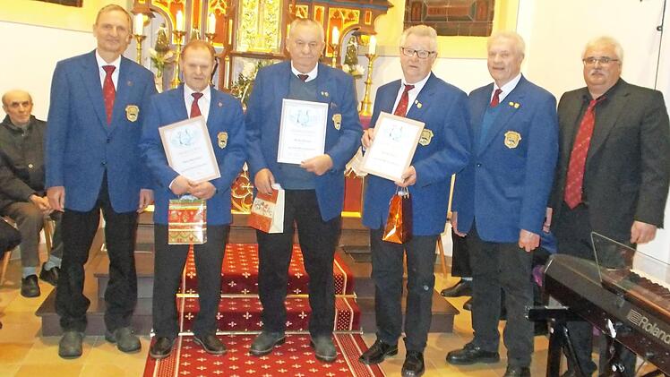 Die Vorsitzenden Franz Hornung (links) und Ernst Eiermann (Zweiter von rechts) gratulierten mit Chorleiter Werner Schmidt (rechts) den geehrten Jubilaren Oskar Brockard (50 Jahre, Zweiter von links), Benno Zeitler (40 Jahre) sowie Ehrenmitglied Erhard Hagel (50 Jahre) für ihre verdienstvolle Mitarbeit.