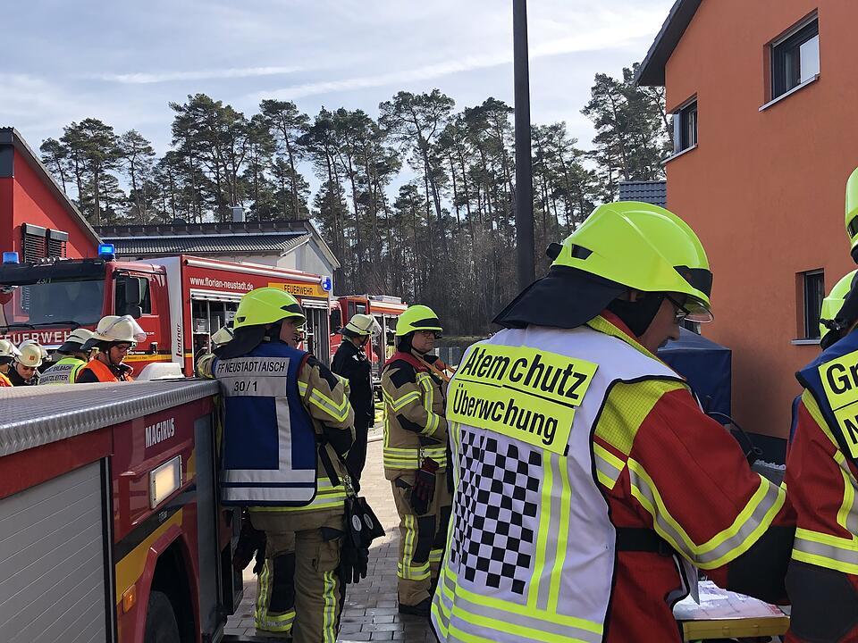 Markt Erlbach:  Brand in Einfamilienhaus – Vater und Sohn verletzt