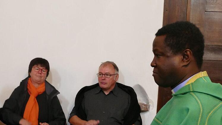 Bischof André Guèye klatschte den Liedrhythmus mit. Foto: Marion Krüger-Hundrup