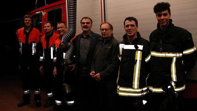 Freuen sich &uuml;ber die neue Abgasanlage: (von links) Daniel Diez, Sebastian Maresch, Kommandant Christoph Hillenbrand, B&uuml;rgermeister Harald Hofmann, Ehrenkommandant Franz Hillenbrand, Julian May und David Kiesel.  Foto: Ewald Kiesel