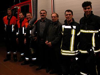 Freuen sich über die neue Abgasanlage: (von links) Daniel Diez, Sebastian Maresch, Kommandant Christoph Hillenbrand, Bürgermeister Harald Hofmann, Ehrenkommandant Franz Hillenbrand, Julian May und David Kiesel.  Foto: Ewald Kiesel