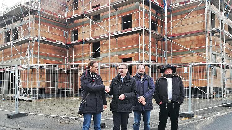 Bürgermeister Harald Hofmann (2.r von links) bedankt sich bei Baurat Matthias Noll (links) von der Regierung von Unterfranken, für die Bauförderung; daneben stehen der Nüdlinger Architekt Matthias Kleinhenz (mk bauberatung; Zweiter von rechts) und Zimmerermeister Mario Schneider (S + S Holzbau, Münnerstadt). Foto: Sigismund von Dobschütz