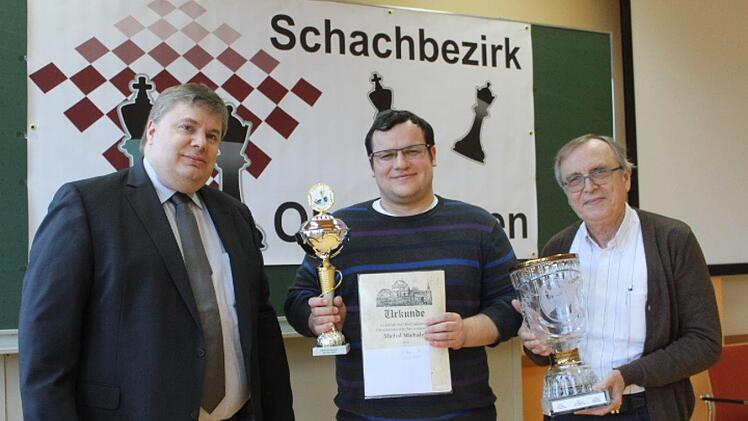 Michal Michalek (Mitte )  setzte ein Ausrufezeichen und holte bei den oberfränkischen Meisterschaften den Titel. Rainer Schulz  (rechts) überreichte den Wanderpokal.