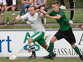 Luca Meißner (grünes Trikot) gehört zu den jungen Wilden beim TSV Neukenroth. Der 18-Jährige brachte es in seiner ersten Saison bei den Herren bislang auf 13 Einsätze. In dieser Szene versucht er, Felix Müller vom SV Friesen II aufzuhalten.  Foto: Heinrich Weiß