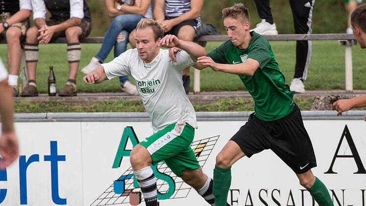 Luca Meißner (grünes Trikot) gehört zu den jungen Wilden beim TSV Neukenroth. Der 18-Jährige brachte es in seiner ersten Saison bei den Herren bislang auf 13 Einsätze. In dieser Szene versucht er, Felix Müller vom SV Friesen II aufzuhalten.  Foto: Heinrich Weiß