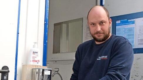 Heizungsbauer Markus Dorsch desinfiziert sich die Hände.